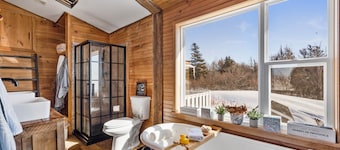 St. Chrysostome South Shore Escape – Private Beach, Hot Tub, Coastal Charm