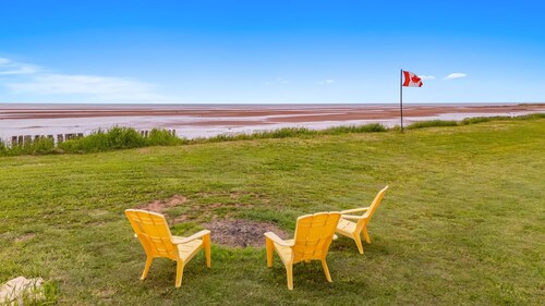 St. Chrysostome South Shore Escape – Private Beach, Hot Tub, Coastal Charm