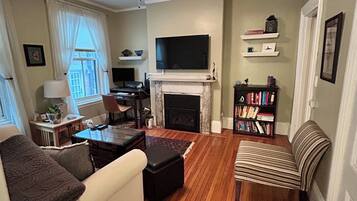 Televisión y chimenea