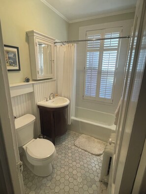 吹风机、毛巾、卫生纸