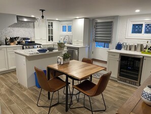 Mikrobølgeovn, ovn, kokeplater og oppvaskmaskin