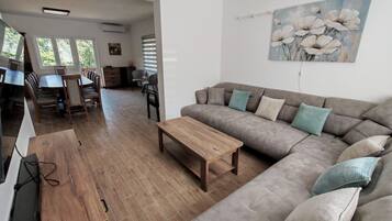 Smart-TV, Tischtennisplatte, Stereoanlage