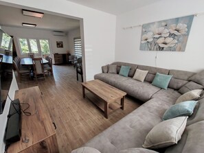 Smart-tv, ett bordtennisbord och en stereo