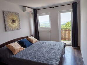 5 Schlafzimmer, Zimmersafe, Schreibtisch, Bügeleisen/Bügelbrett