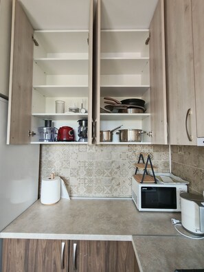 Kylskåp, mikrovågsugn, ugn och spishäll