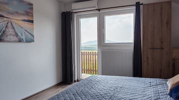 5 sovrum, värdeförvaringsskåp på rummet och skrivbord