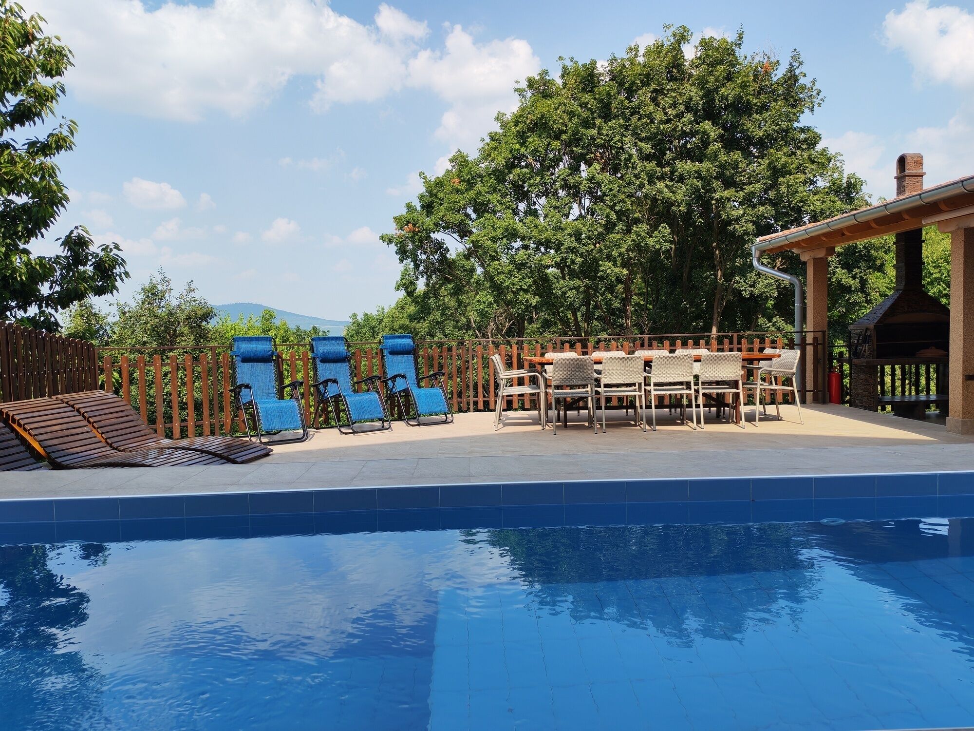 Utomhuspool och uppvärmd pool