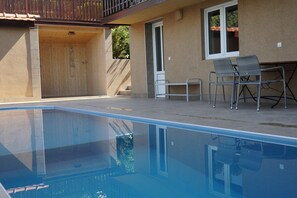 Utomhuspool och uppvärmd pool