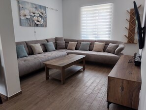 TV connectée, table de tennis de table, chaîne hi-fi