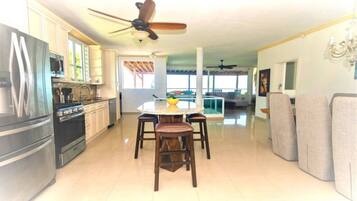 Réfrigérateur, micro-ondes, four, plaque de cuisson