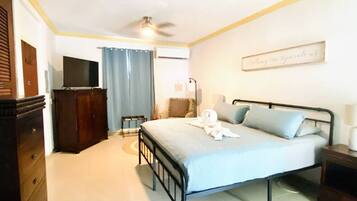 2 Schlafzimmer, Schreibtisch, Bügeleisen/Bügelbrett, Reisekinderbett