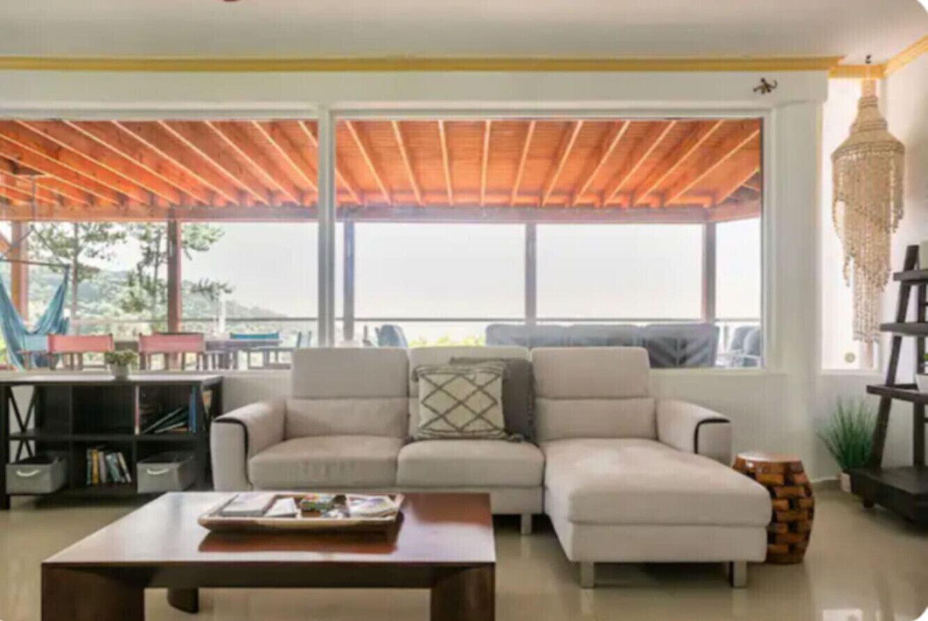 Smart TV, books, stereo, offices