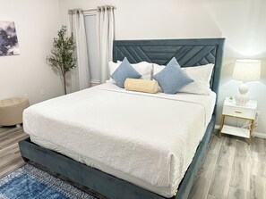 2 عدّة غرف نوم ومكواة/لوح كي وخدمة الإنترنت وملاءات أسرّة