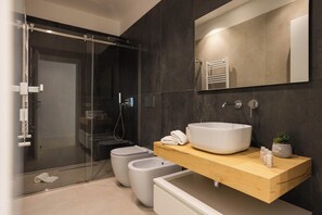 Een douche, een haardroger, een bidet, handdoeken