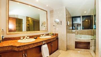 Basic Room, Balcony | Bathroom