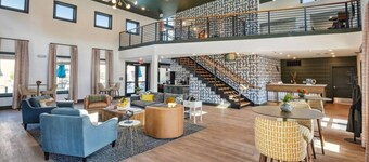 Italian Village Retreat - 2Bed 2Bath w Free Parking, Gym, Pool, Workstation