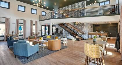 Italian Village Retreat - 2Bed 2Bath w Free Parking, Gym, Pool, Workstation