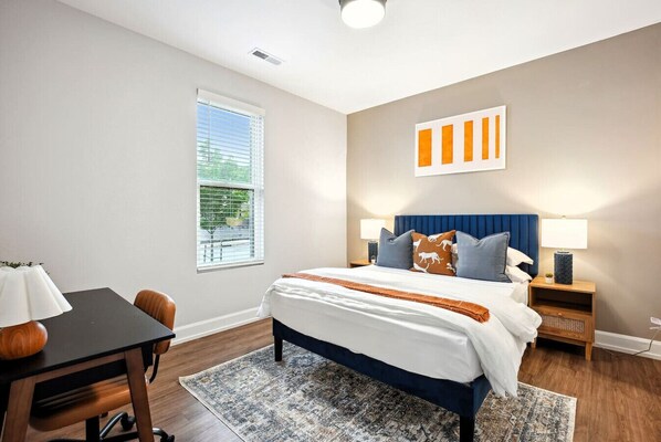 2 soveværelser, skrivebord, strygejern/strygebræt, weekendseng