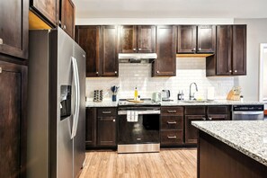 Køleskab, mikrobølgeovn, ovn, kogeplade