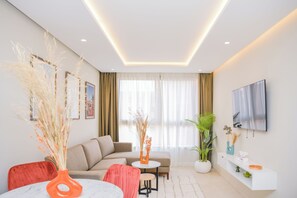 Apartamento Premium, 2 habitaciones | Zona de estar | Smart TV de 50 pulgadas con canales por cable, una oficina