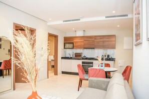 舒适开间 | 起居区 | 50-英寸电视（配备收费电视频道）