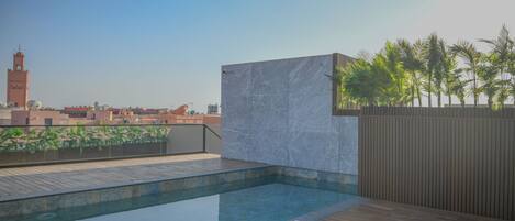 من حمّامات السباحة المغطاة