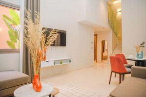 Leilighet – premium | Oppholdsområde | En 50-tommers TV med førsteklasses TV-kanaler