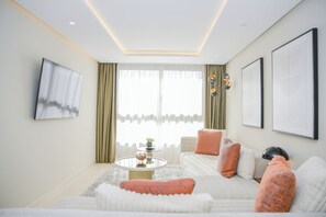 Prestige Suite with 2 Bedrooms | リビング エリア | 50 インチのスマートテレビ (ケーブル放送視聴可)、書斎 / ワークスペース