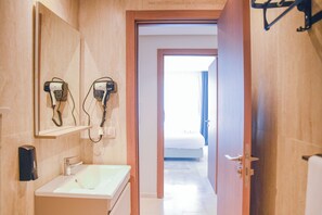 ジュニア デュープレックス | バスルーム | バスアメニティ (無料)、ヘアドライヤー、バスローブ、ビデ