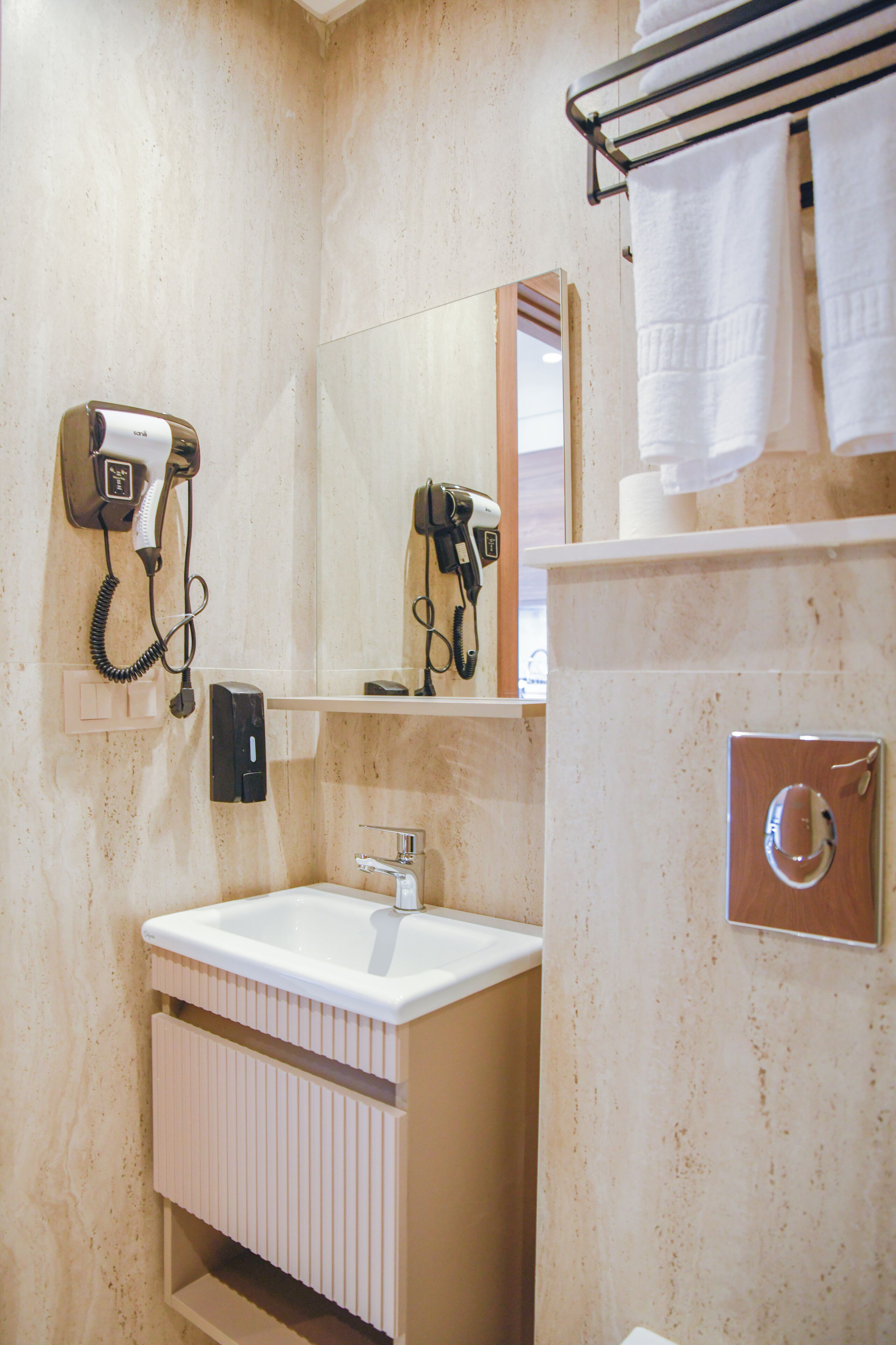 Deluxe Apartment | Bathroom | Free toiletries, hair dryer, bathrobes, bidet