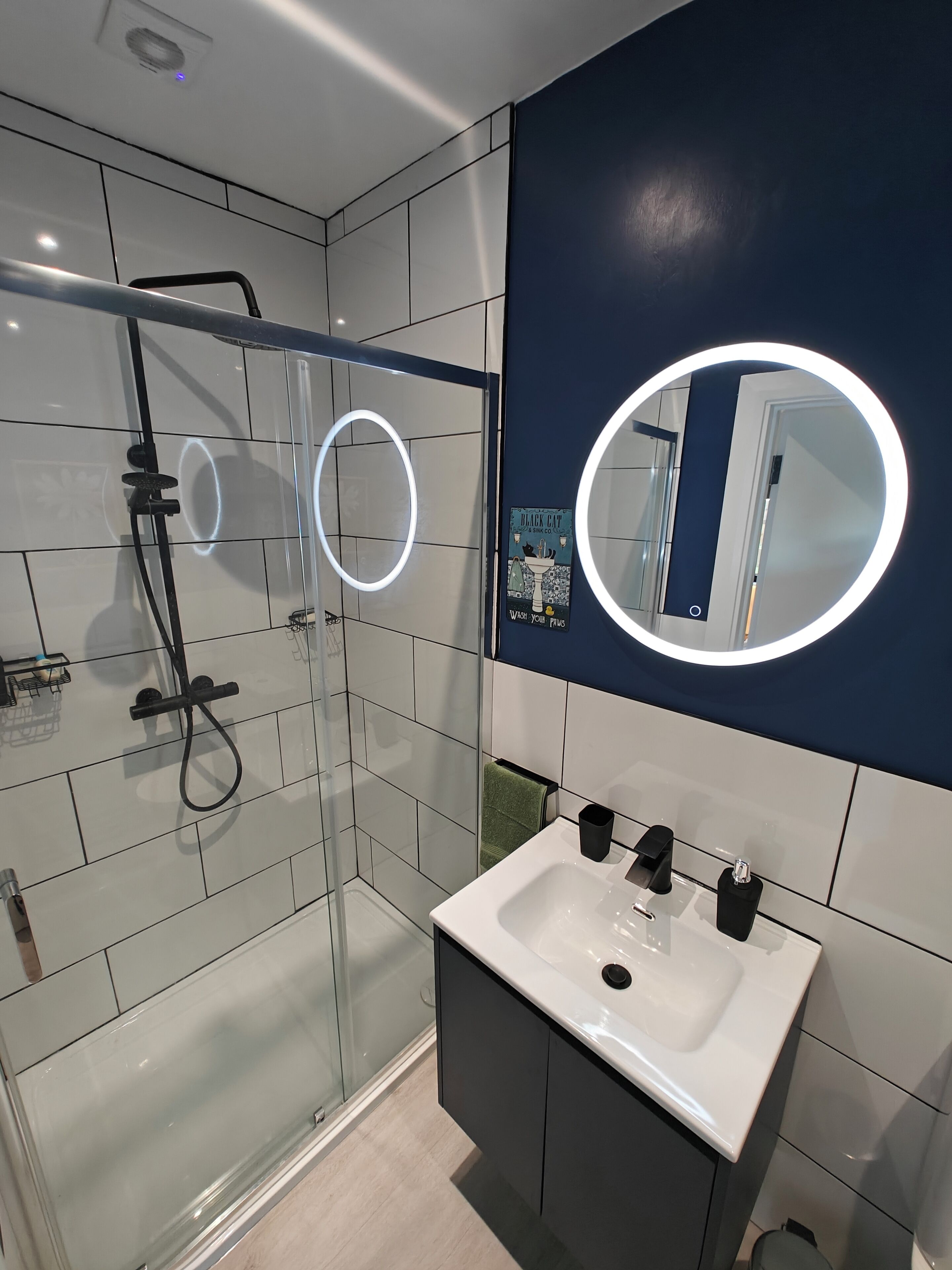 Een douche, een haardroger, handdoeken, zeep