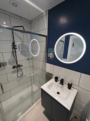 Douche, sèche-cheveux, serviettes fournies, savon