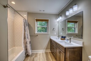 Hair dryer, bidet, towels, soap - Escape to Hilltop Estate—a newly renovated 5BR, 3BA mountain retreat (Blue Ridge)