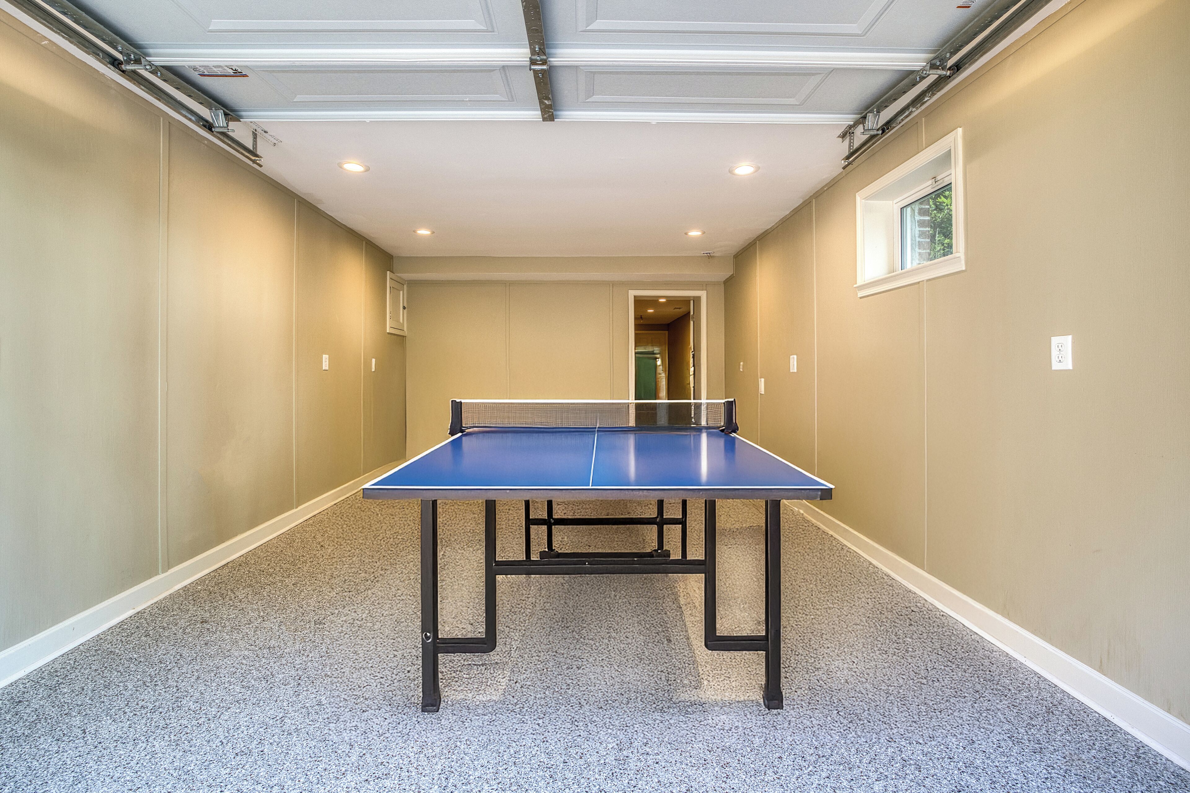 Un couloir étroit avec une table de ping-pong au centre.