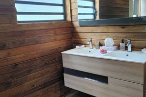 Douche, sèche-cheveux, serviettes fournies, savon