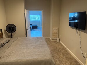 2 عدّة غرف نوم ومكواة/لوح كي وخدمة الإنترنت وملاءات أسرّة