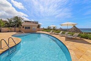 Outdoor pool - The Strand apartment 1A, 5 guests with pool and beach (Willemstad)