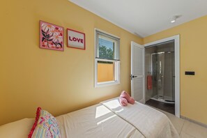 3 habitaciones, tabla de planchar con plancha y cuna de viaje 