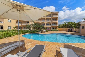 Outdoor pool - The Strand apartment 1A, 5 guests with pool and beach (Willemstad)