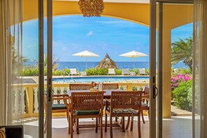 Outdoor dining - The Strand apartment 1A, 5 guests with pool and beach (Willemstad)