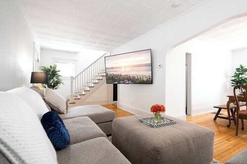 The Nightingale  · King Bed l 5 min to MOA l 75 & 65 HDTV I Ping Pong