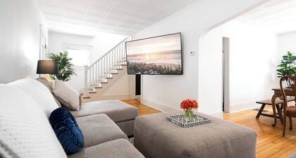 The Nightingale · King Bed l 5 min to MOA l 75 & 65 HDTV I Ping Pong