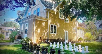 The Nightingale · King Bed l 5 min to MOA l 75 & 65 HDTV I Ping Pong