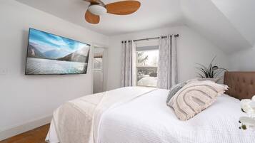 4 bedrooms, iron/ironing board, WiFi, bed sheets