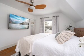 4 bedrooms, iron/ironing board, WiFi, bed sheets - The Nightingale  · King Bed l 5 min to MOA l 75 & 65 HDTV I Ping Pong (Richfield)