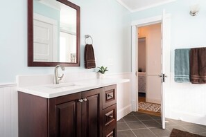 Hair dryer, towels, soap, toilet paper - The Nightingale  · King Bed l 5 min to MOA l 75 & 65 HDTV I Ping Pong (Richfield)