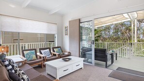 Smart TV, books - Wonky Pine Beach House (Narrawallee)