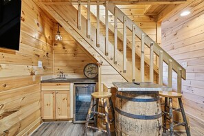 Interior - Moose Tracks ~ Views ~ Hot Tub (Cherry Log)