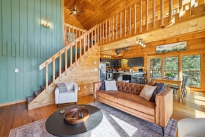 Living area - Best views in Cherry Log, Putting Green, Hot Tub (Cherry Log)
