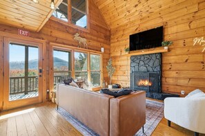 Living area - Moose Tracks ~ Views ~ Hot Tub (Cherry Log)